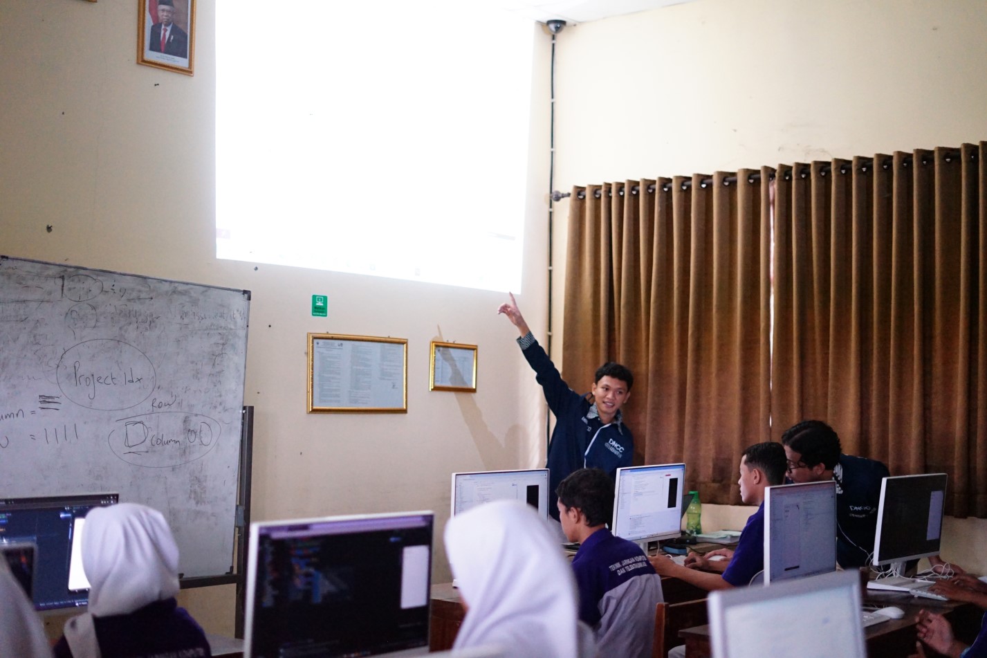 Penjelasan materi pelatihan kepada siswa SMKN 2 Demak